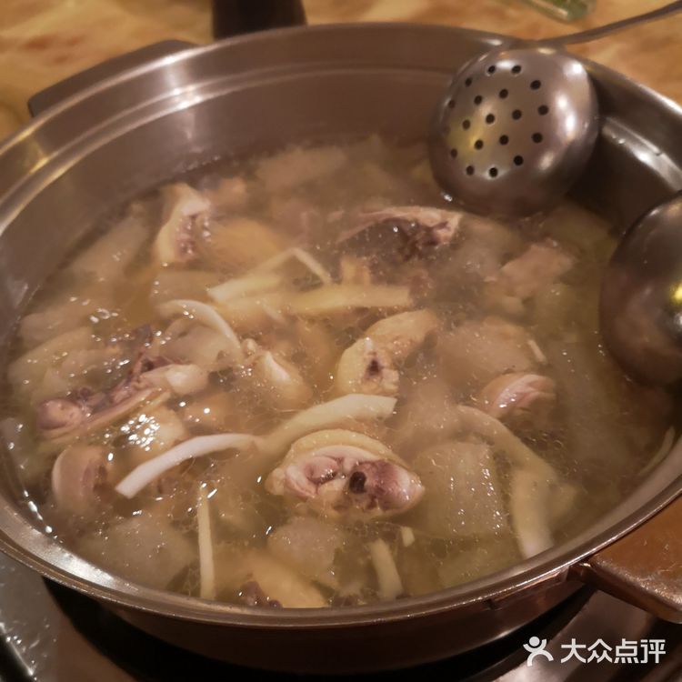 第二次到安徽大厦店，有圆桌可以同时煮两锅，人多也可以