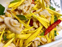 鲜桃仁拌菊花-蔼若春.传承三十年云南菜(金碧公园店)