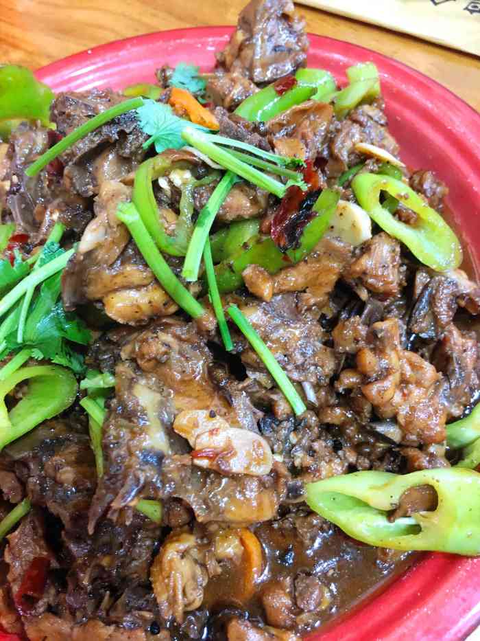 辣子鸡背(玉清街店)-"价格实惠,量大,口味也不错[强]人也很多.