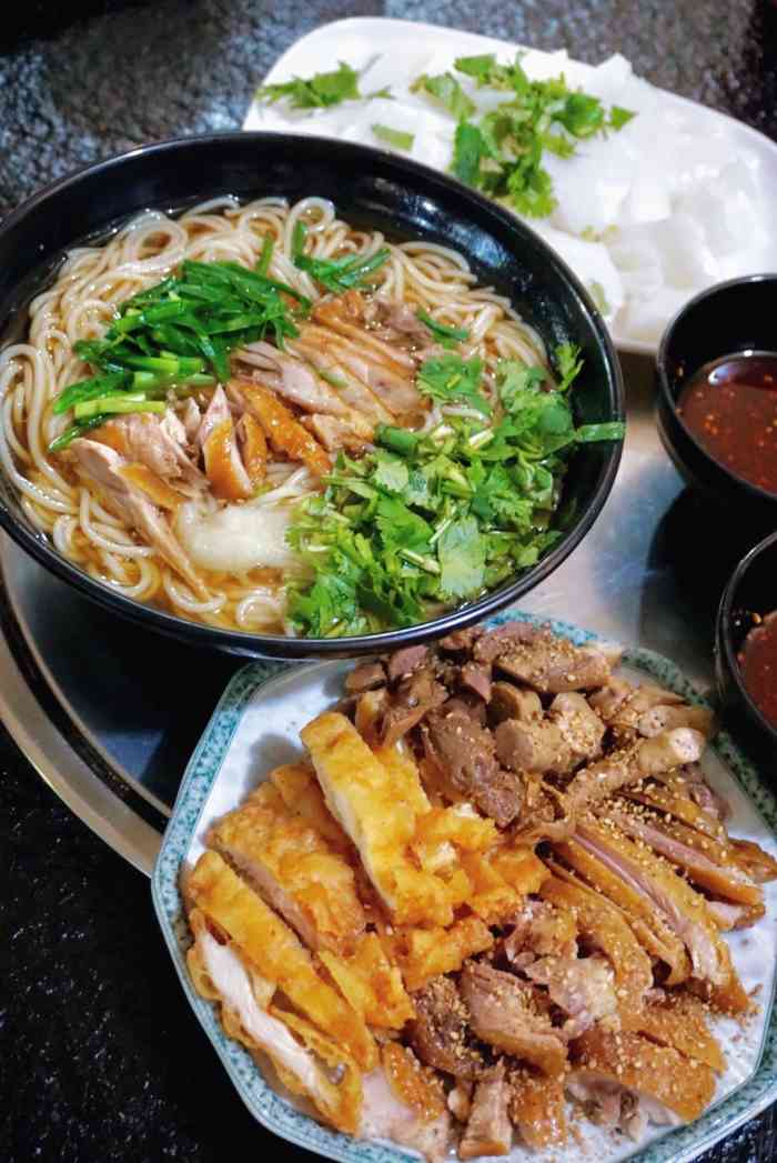 竹园张元理卤鸡卷粉(弥勒分店)-"当地人推荐的当地美食,据说是卤鸡