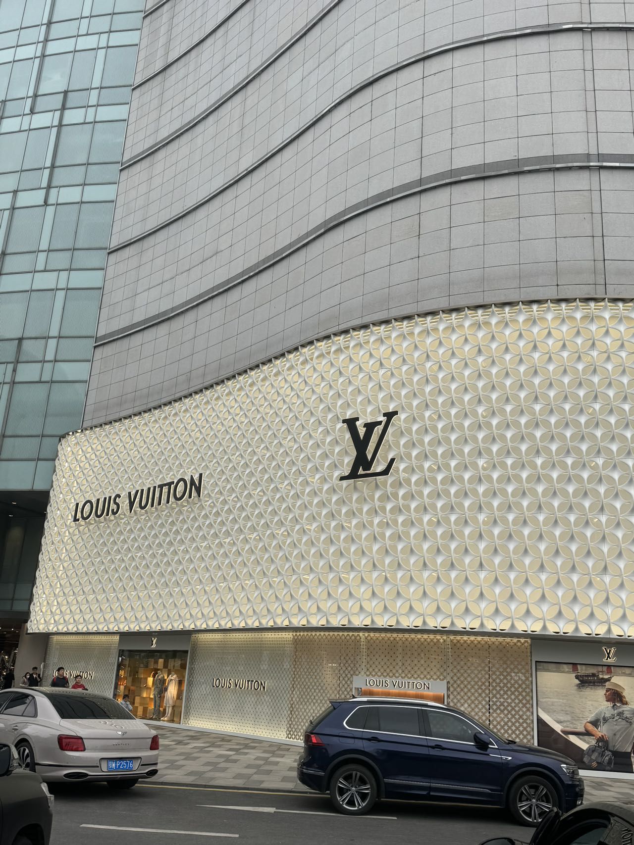 今天在武商mall逛街发现lv焕然一新了
这换的新皮肤真嘟好好看
