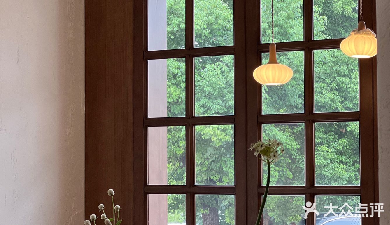 南阳探店下午茶 树下沐屋 超出片的旋转楼梯