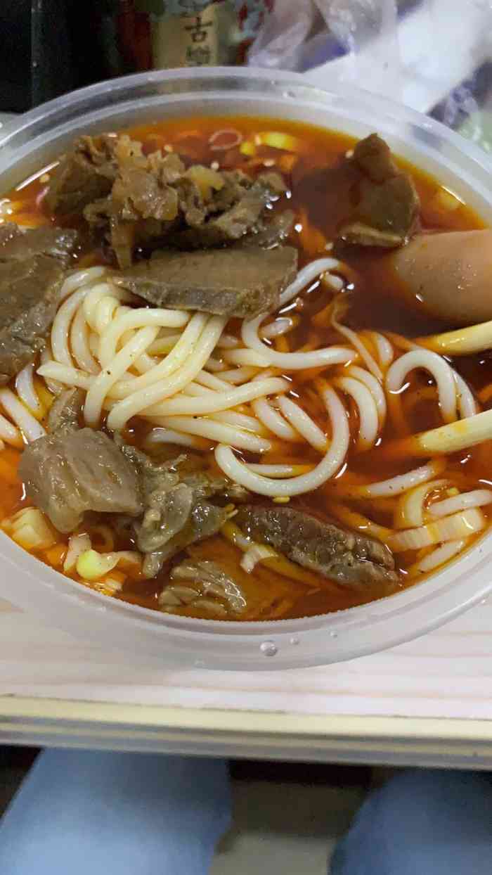 一大早的下雨下不停,外卖了一份襄阳的牛肉细粉,味道真的棒极了,而且