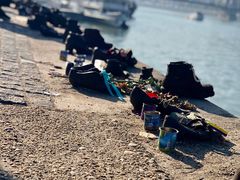 景点-多瑙河畔鞋履雕塑