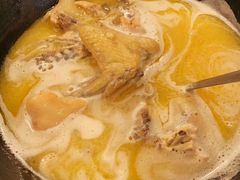 浓厚原只鸡煲花胶汤-鲜入围煮花胶鸡海鲜火锅