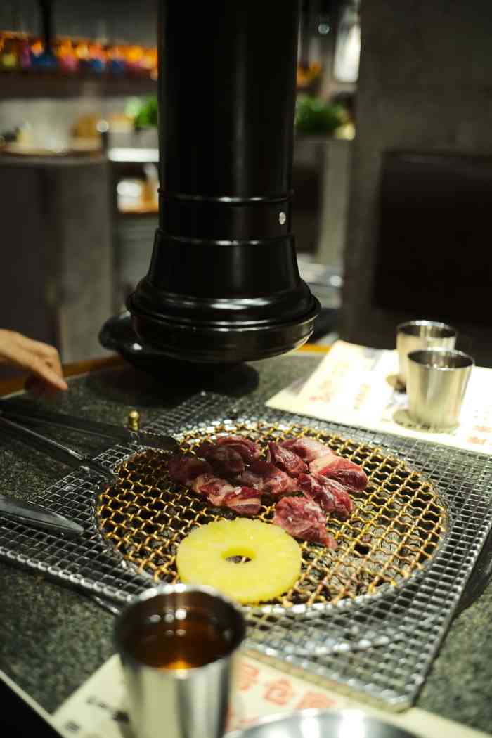 8号仓库烤肉名家(总店)-"这家店在世荣路上,两边都是饭店不太好停车.