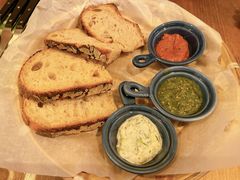 三种酱配酸面包-Mesa Madre梅萨妈妈·Bintana(国贸店)