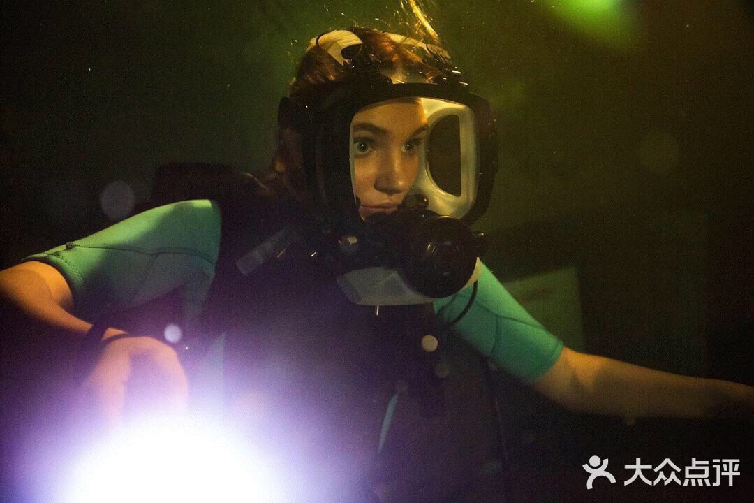 《鲨海逃生》在几个海底秘道中寻找出口的戏码