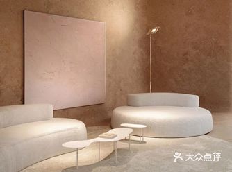 室内设计的灵感来自于80年代的詹姆斯·邦德电影