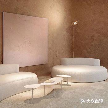 室内设计的灵感来自于80年代的詹姆斯·邦德电影