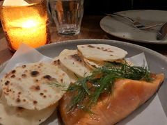 烟熏三文鱼配烤饺子皮和芥末籽酱-BOR Eatery(安福路店)