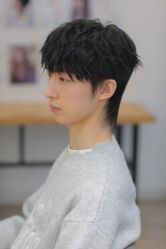 -一家只做男发烫染的店
