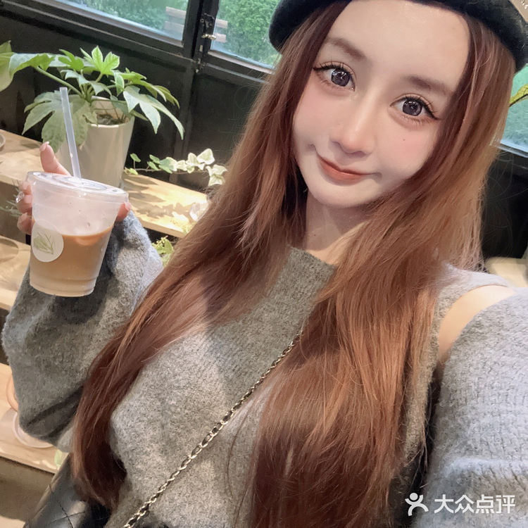 在室内大树旁边喝咖啡☕～自带热带花园的veins绿植咖啡店