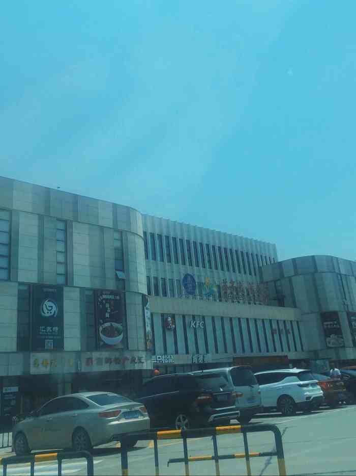 高邮龙奔服务区停车场
