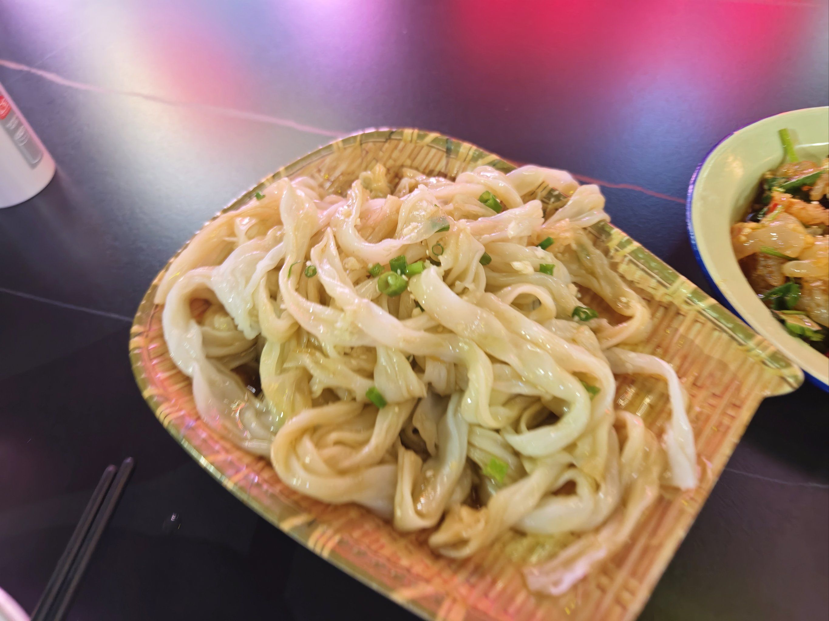 茂名捞粉口感爽滑,蒜香芝麻香搭配绝妙