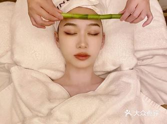 店里很幽静 放的音乐也让人很舒心 装修风格给人一种很