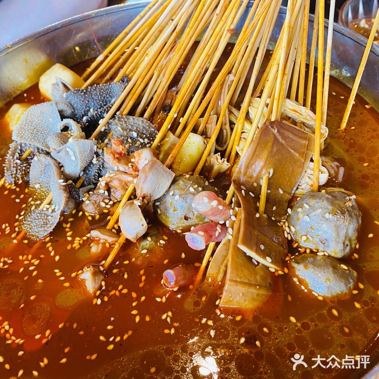 吃一口凉粉，解辣降温。其他小菜分量不多