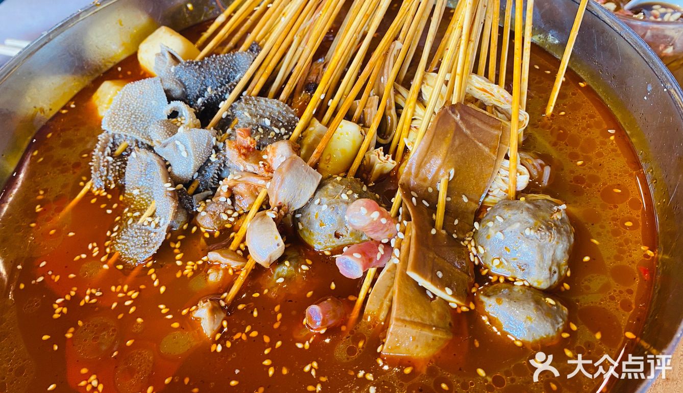 吃一口凉粉，解辣降温。其他小菜分量不多