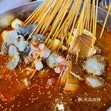 吃一口凉粉，解辣降温。其他小菜分量不多