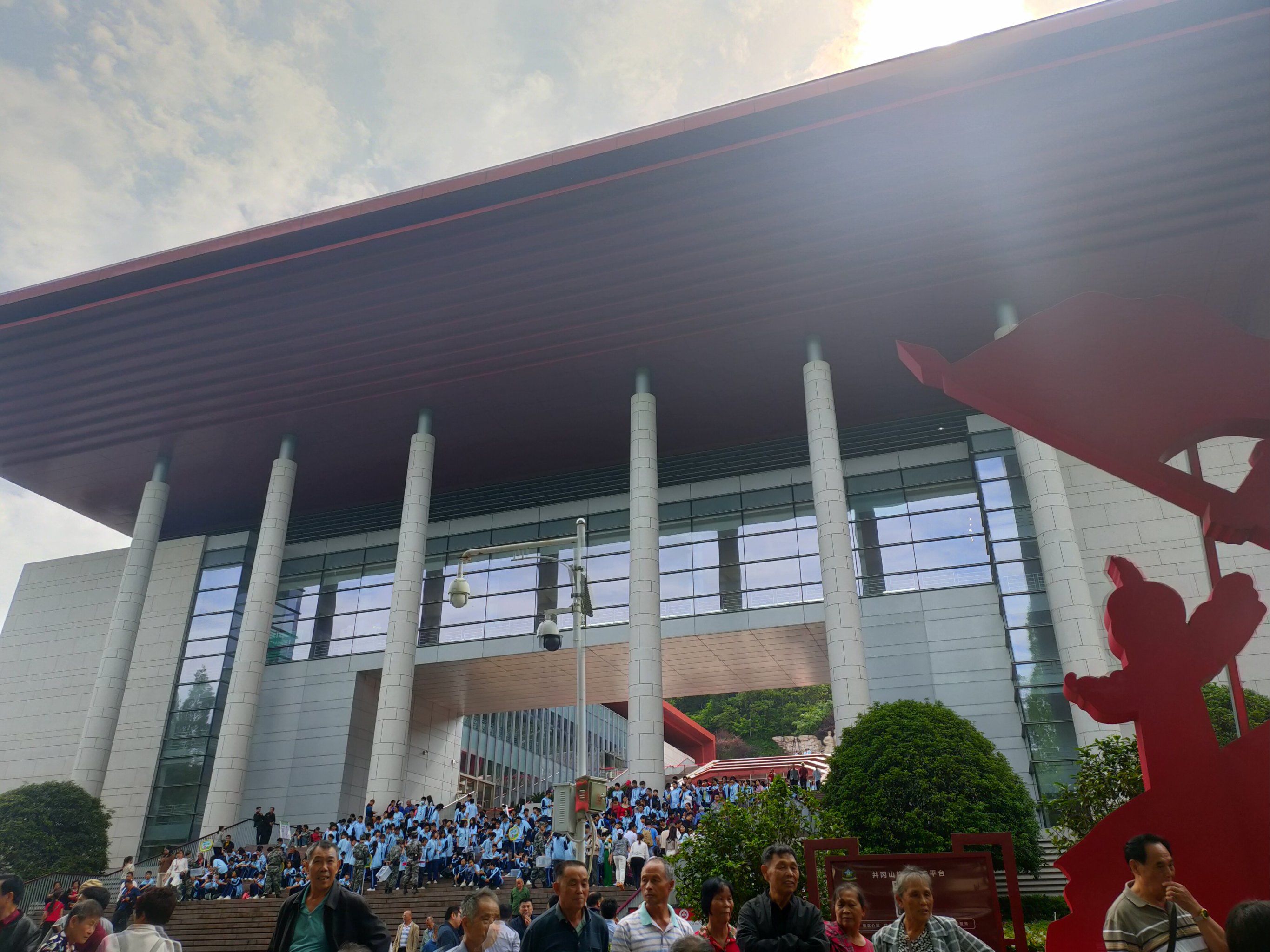 怀着崇敬的心情,以饱满的热情,参观了老一辈革命家在井冈山地区战斗