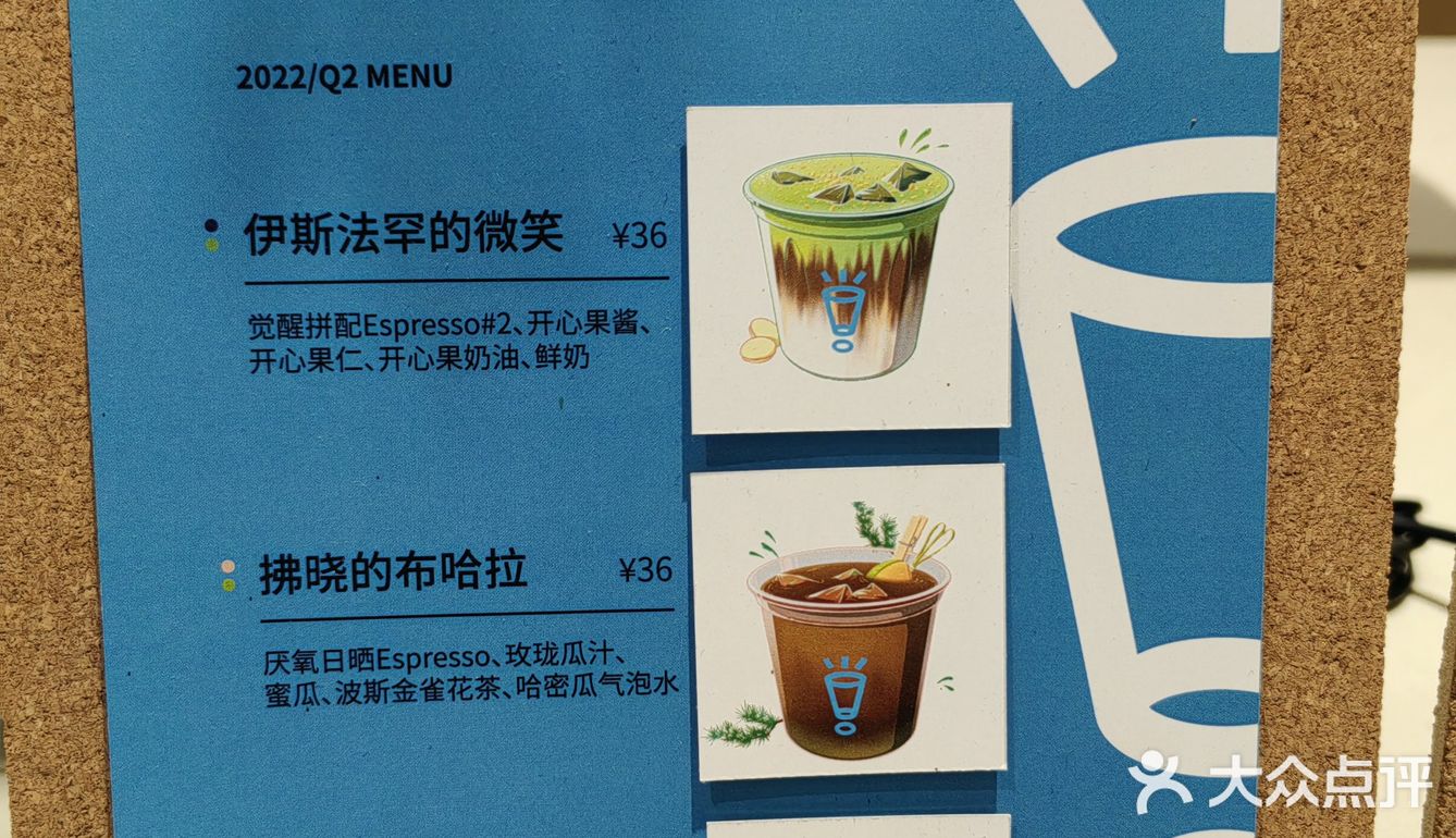 店面不大。门口的椅子去的时候有人坐啦，很适合拍照…