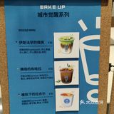 店面不大。门口的椅子去的时候有人坐啦，很适合拍照…