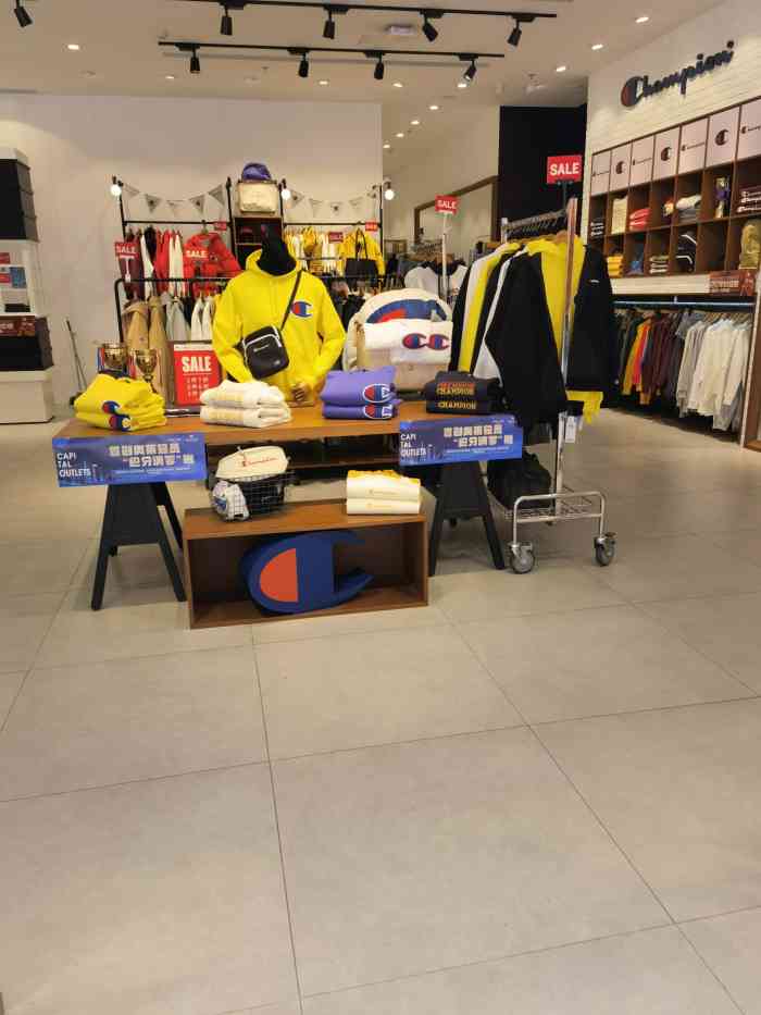 champion冠军-"奥莱的一层店铺除了一点轻奢店铺外,还是运.