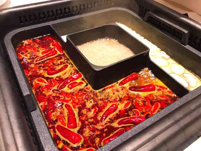 吃巴奴觉得还是清油藤椒的那个锅底比较好吃清爽不油腻不会有红油锅底