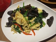 菠菜木耳炒土鸡蛋-耶里夏丽·新疆菜·28年喀什老馆(田林东路店)