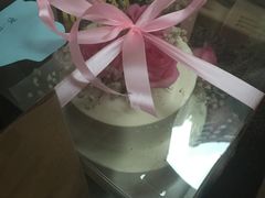 邂逅鲜花双层蛋糕-艾加柒克蛋糕茶歇甜品台(春熙路店)