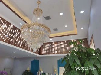 这家美容店位于积玉桥的万达公馆，旁边是可以直接停路边