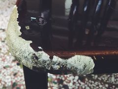 破旧的椅子&nbsp;钉子都出来了-清真马杰山牛肉汤馆