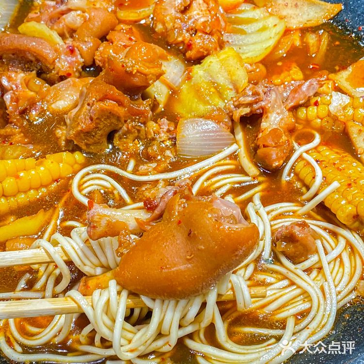 沈阳美食🐖糯唧唧的猪蹄拌面锅 一抿就化！