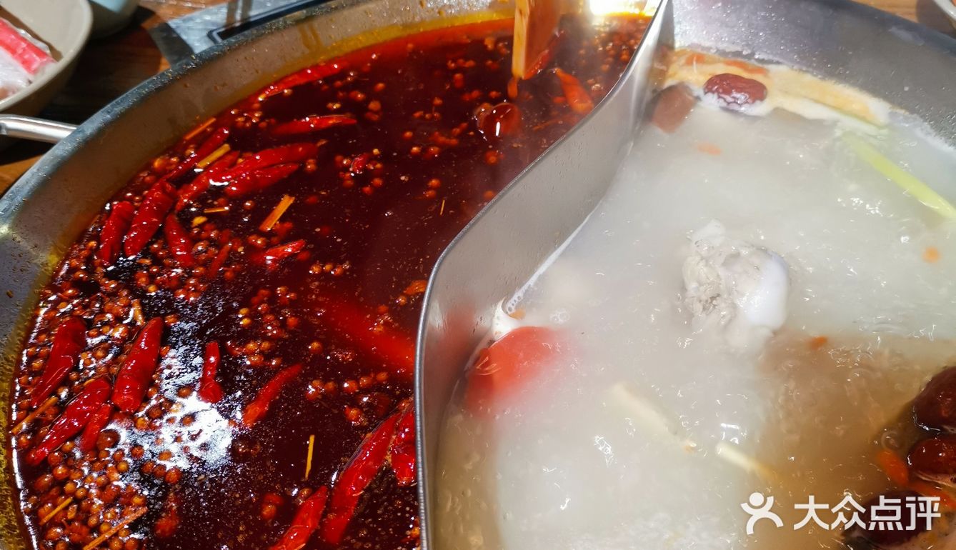 清汤锅里有个棒骨,捞出来啃了啃