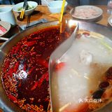 清汤锅里有个棒骨,捞出来啃了啃