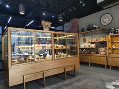 面包甜点陈列柜-啊噗吐呦现场烘焙(麦凯乐店)