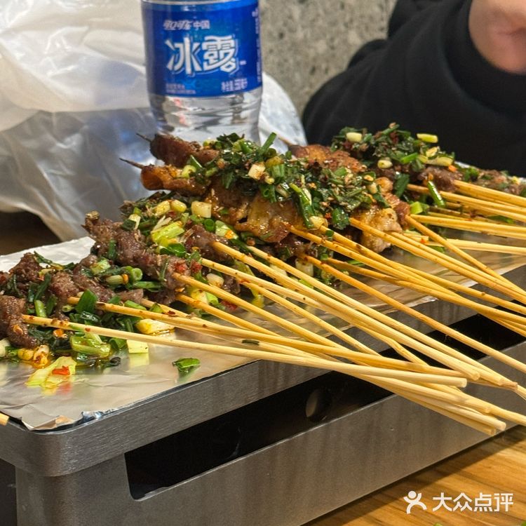 店家的烤牛肉和烤牛筋，非常深得我心[调皮]