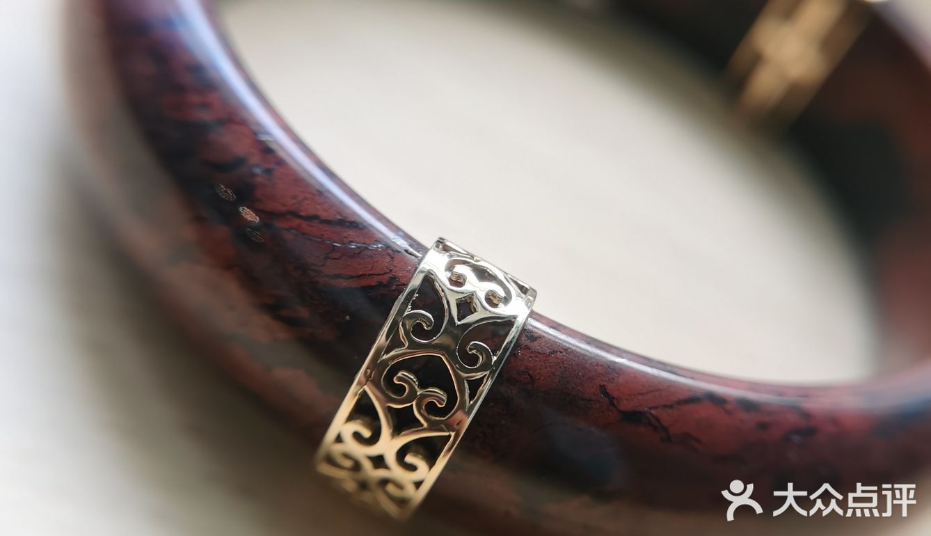 俗话说手镯断掉就是在为主人挡灾祸的[委屈]