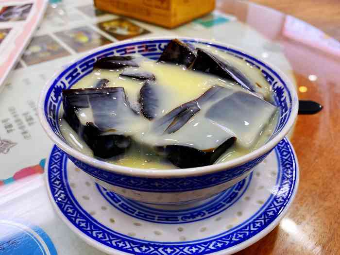 打分    /人 「龟苓膏」龟苓膏的微苦被炼乳完美中和了,味道不错.