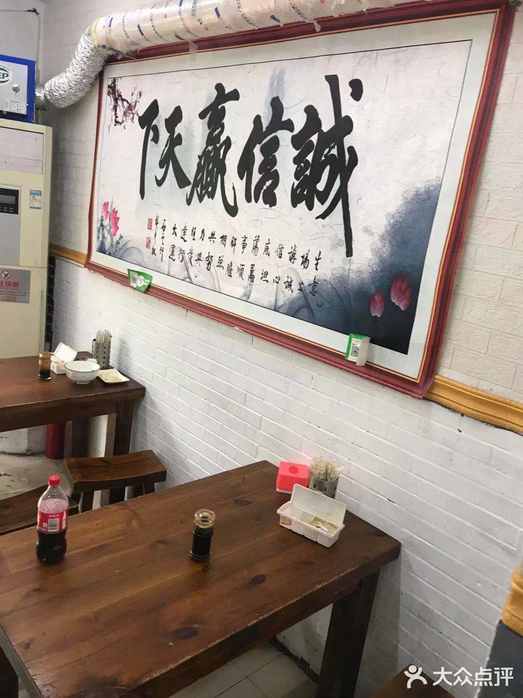 回家的路上,一边开车一边学摸马路两边的店铺