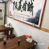 回家的路上,一边开车一边学摸马路两边的店铺