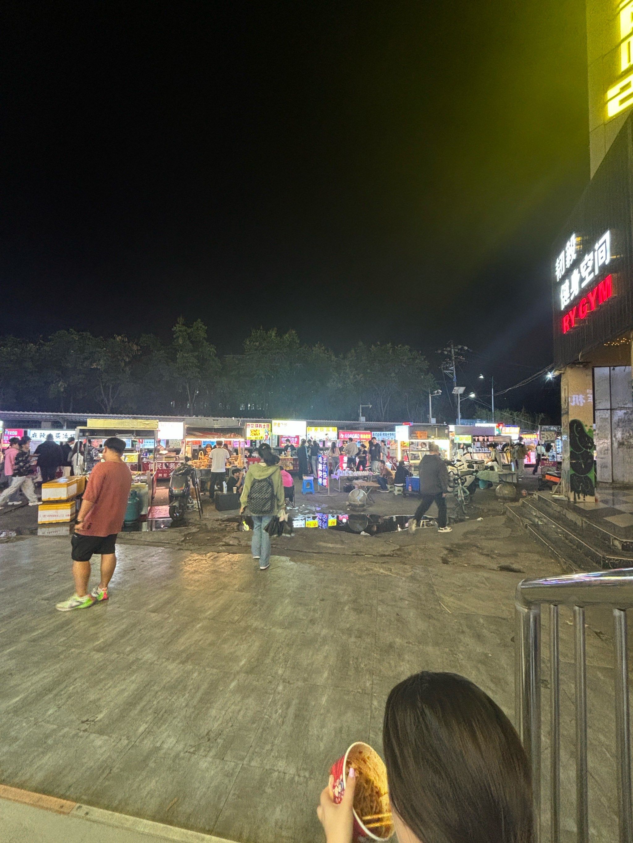 夜市摊位逛不停