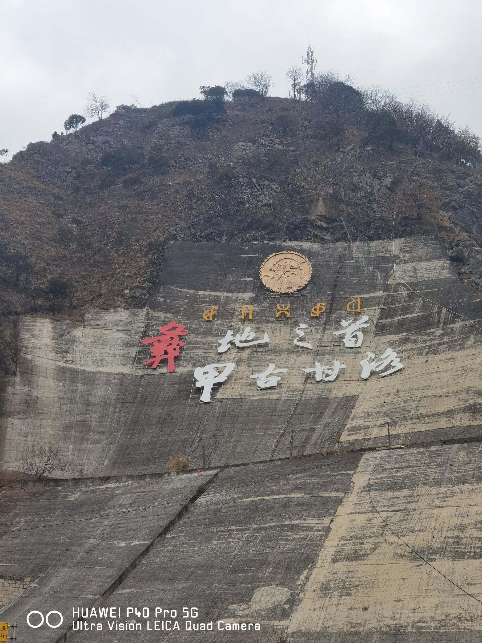 0元玩转这座城
甘洛县城
满街都是烤小猪儿肉
烤罗非鱼
烤