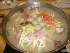未开吃前的骨头锅底-陌生人火锅餐厅(阳曲路店)