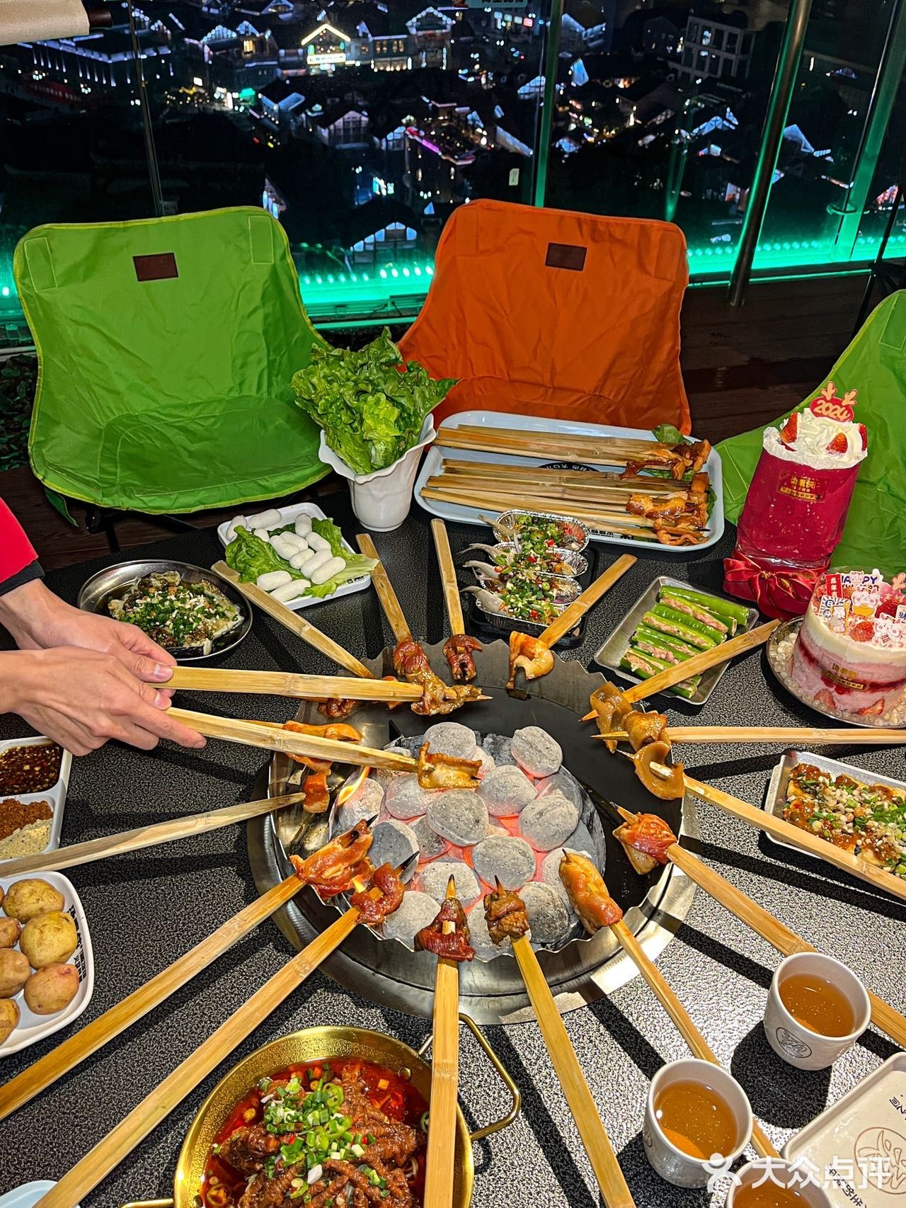 来十八梯一定要吃啊，天台音乐烤肉香迷糊了！