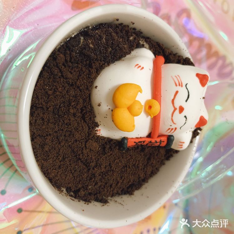 和买东西的店在一起 门口是买蛋糕的和堂食味