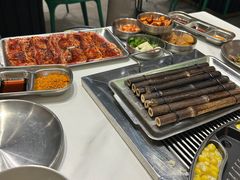 -山野的朋友露营炭火烤肉