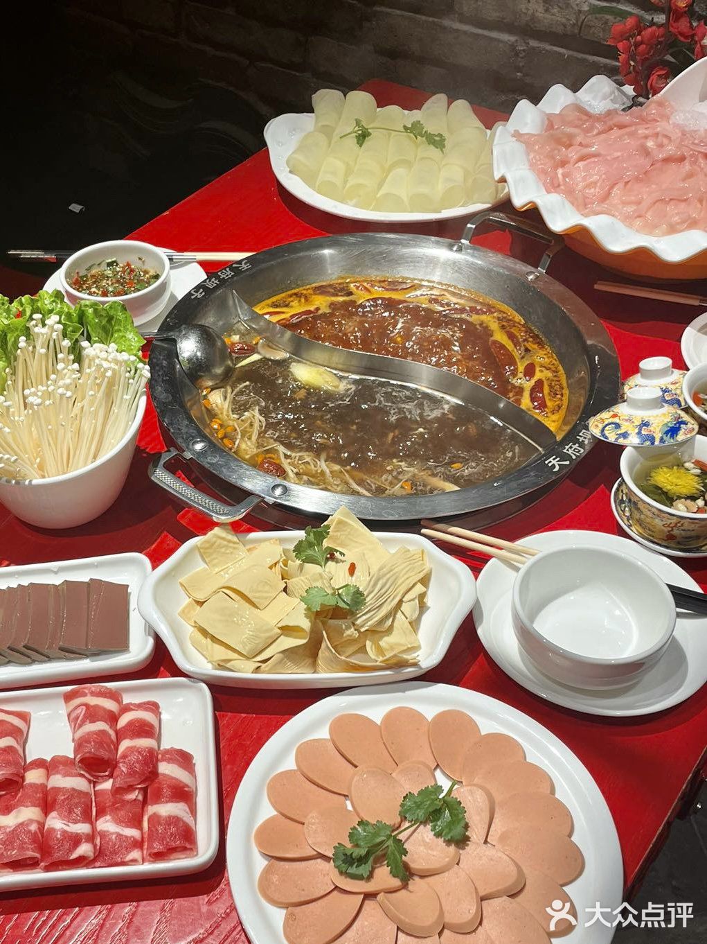 不懂就问：深圳的火锅店🍲都这么卷嘛！！？