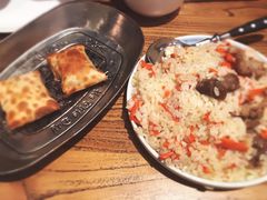 手抓饭-阿里家·新疆烤肉酒場 by MIG