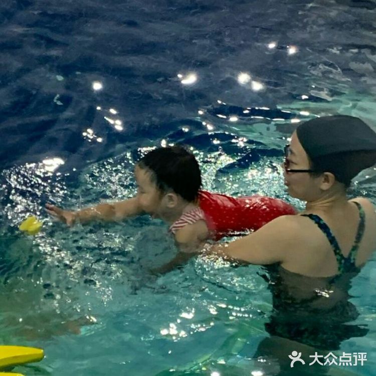 孩子游泳可以增强体质!